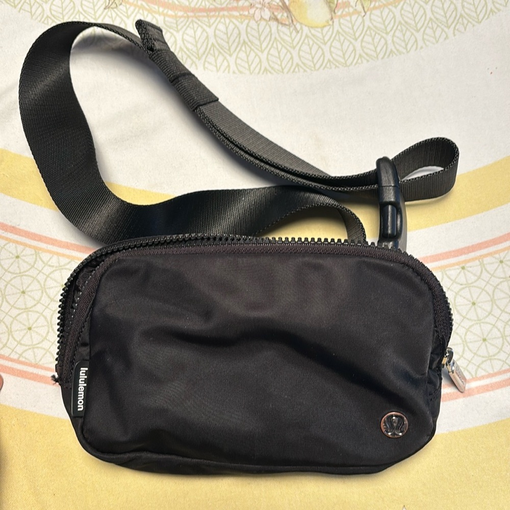 Lululemon black belt bag